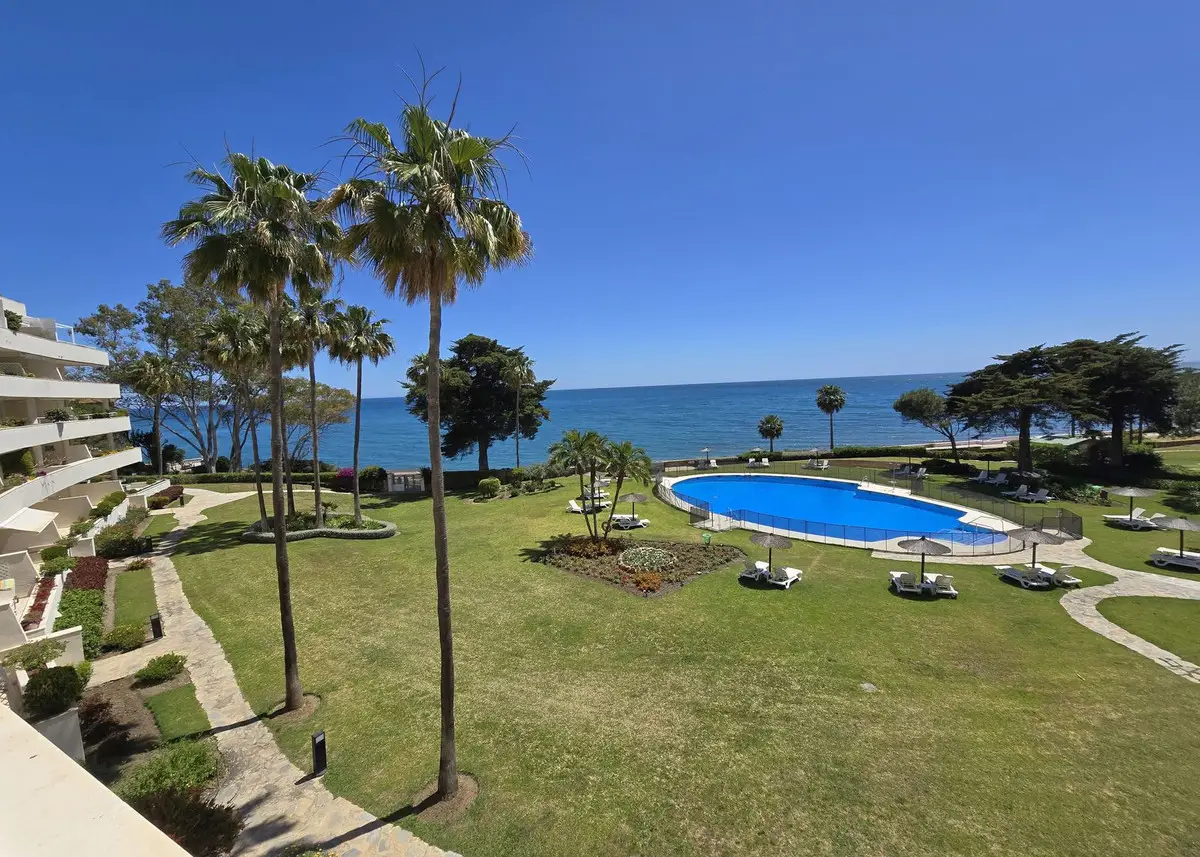 Middle Floor Apartment for sale in Estepona — photo 1