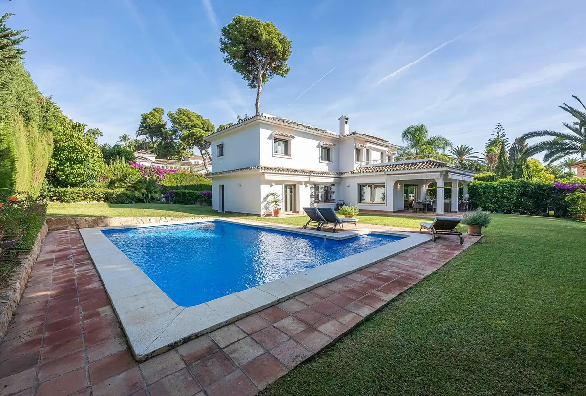 Detached Villa for sale in Los Monteros — photo 1