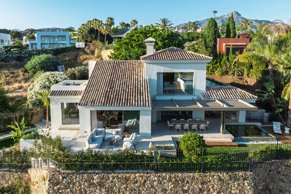 Fritliggende villa til salg i Nueva Andalucía — foto 1