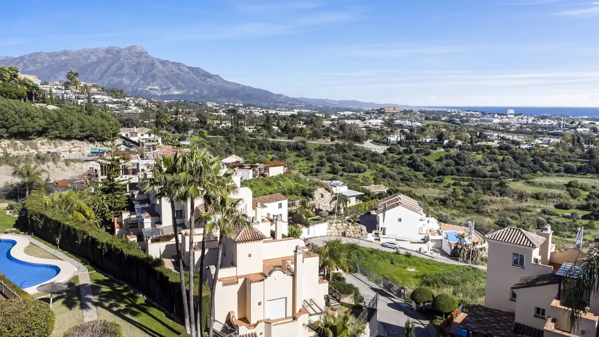 Penthouse for sale in Benahavís — photo 1