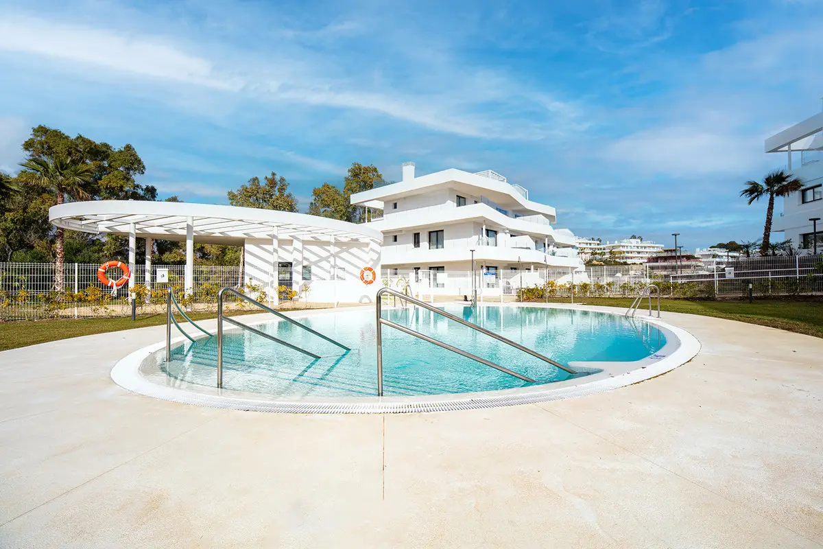 Middle Floor Apartment for sale in Estepona — photo 1