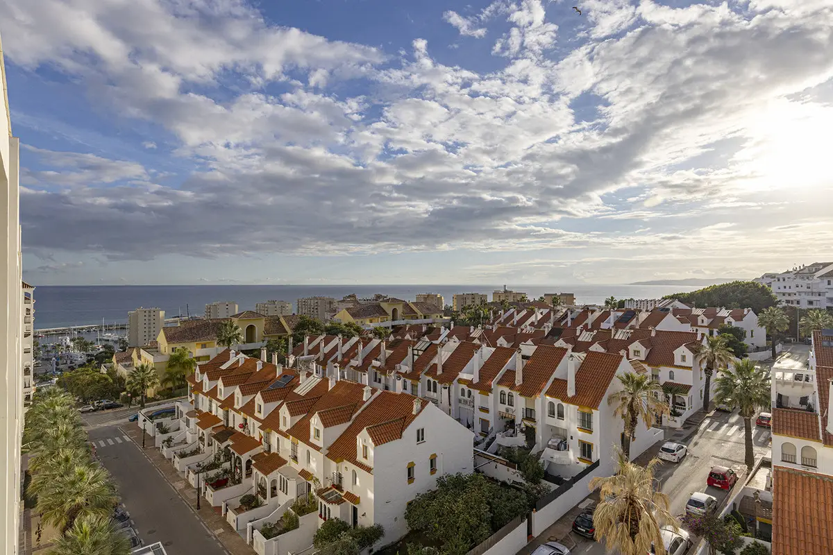 Middle Floor Apartment for sale in Estepona — photo 1