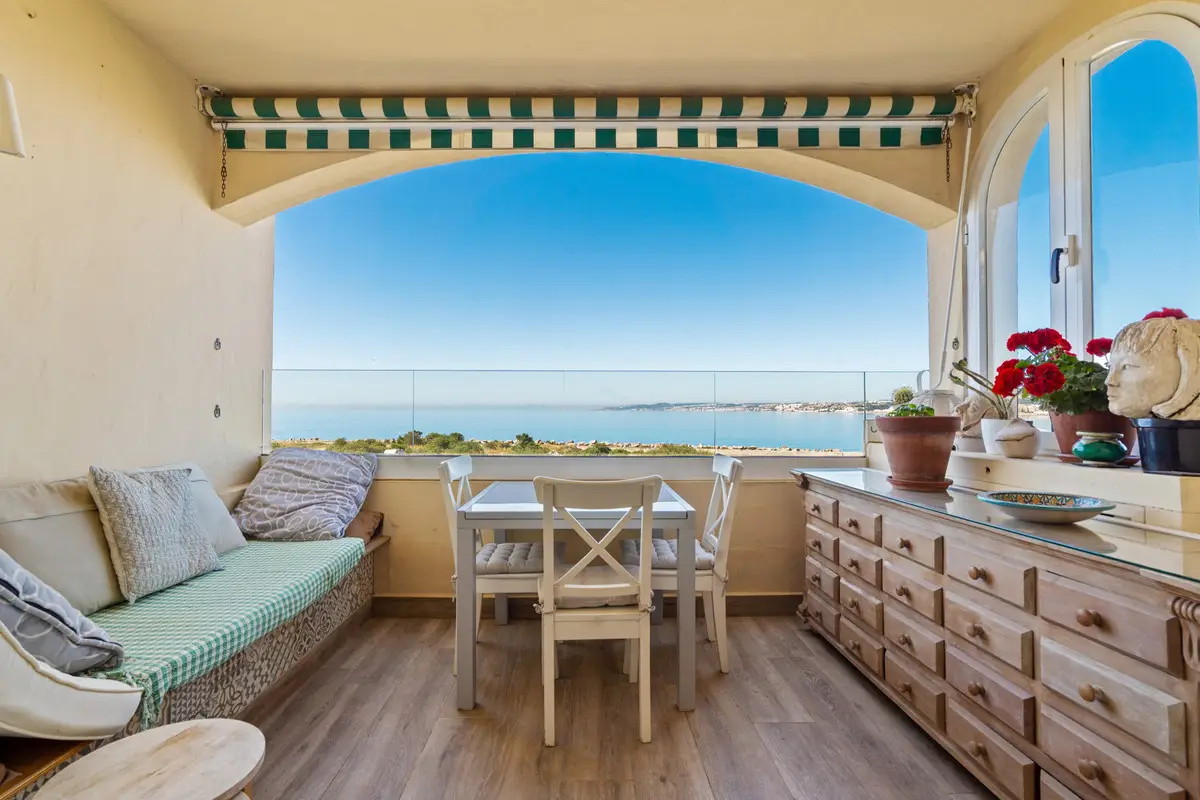Middle Floor Apartment for sale in Estepona — photo 1