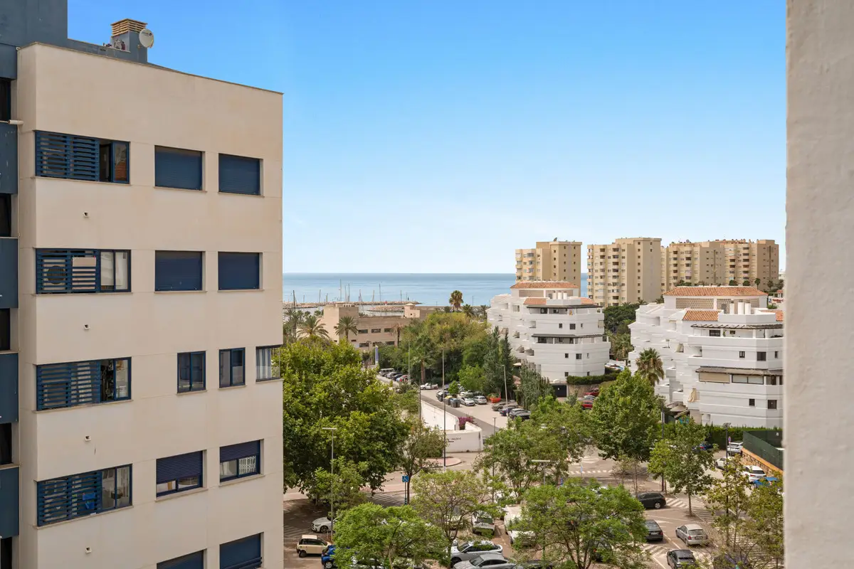 Middle Floor Apartment for sale in Estepona — photo 1