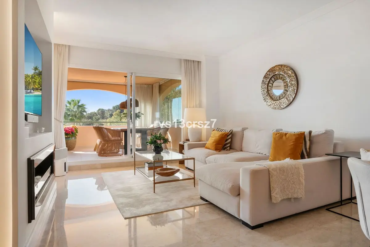 Middle Floor Apartment for sale in Elviria — photo 1