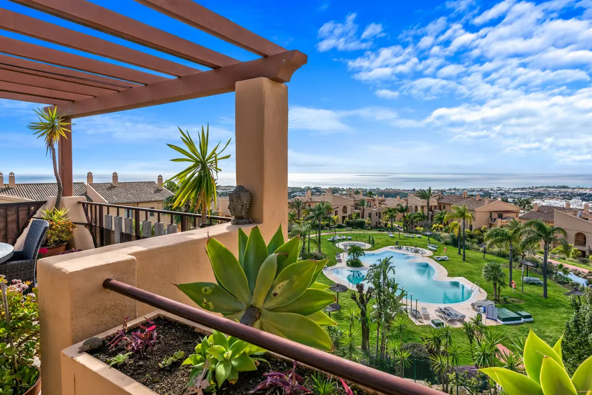 Penthouse for sale in Benahavís — photo 1