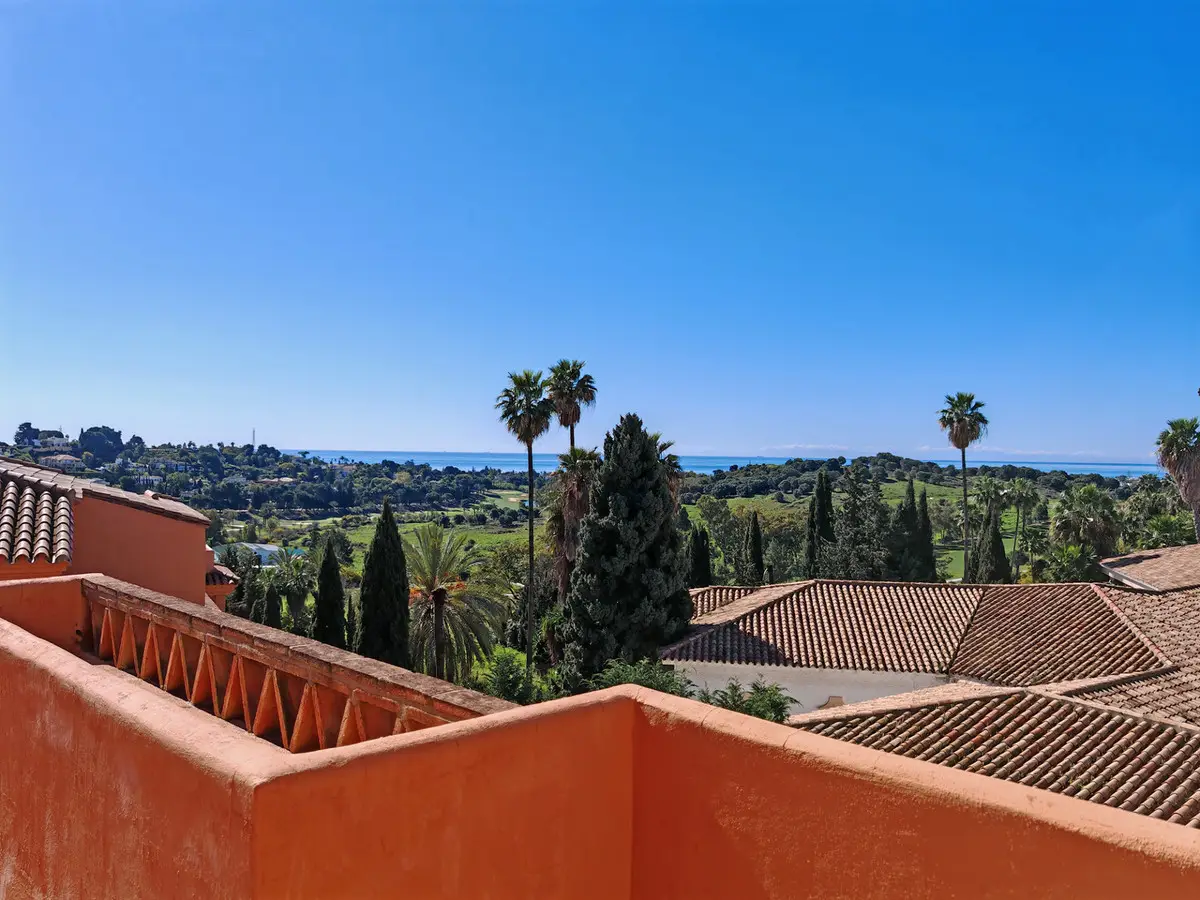 Penthouse for sale in Benahavís — photo 1