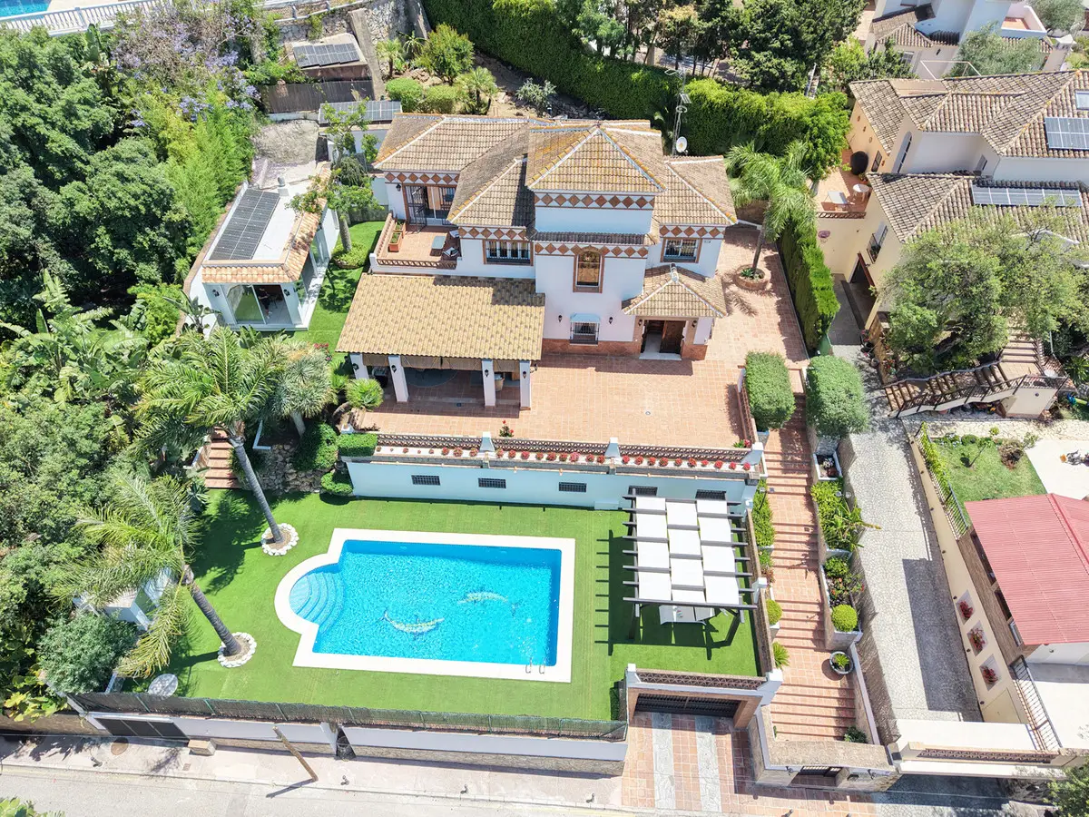 Detached Villa for sale in Elviria — photo 1