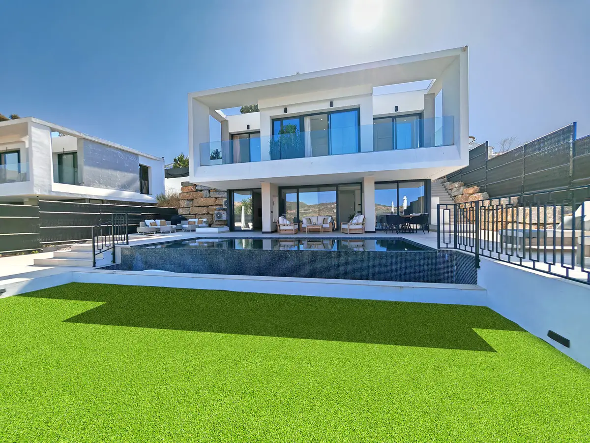 Detached Villa for sale in Estepona — photo 1