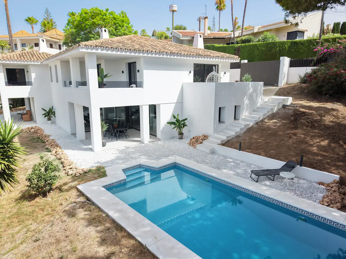 Detached Villa for sale in Elviria — photo 1