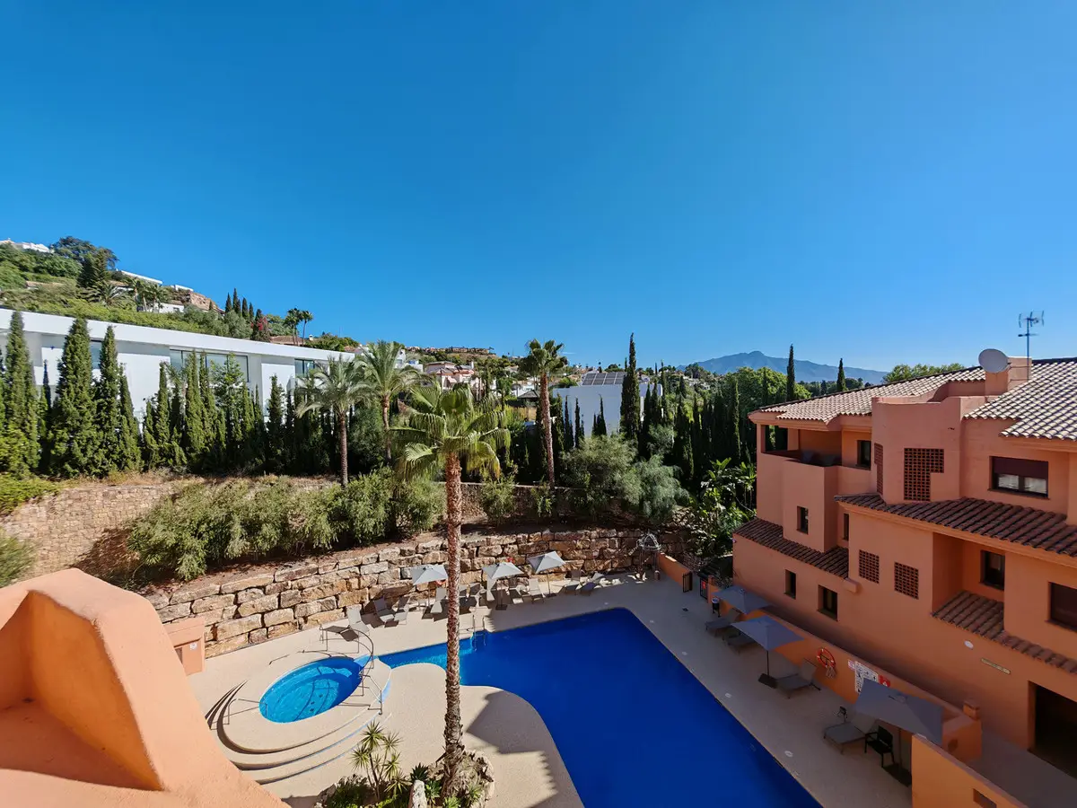 Middle Floor Apartment for sale in Benahavís — photo 1