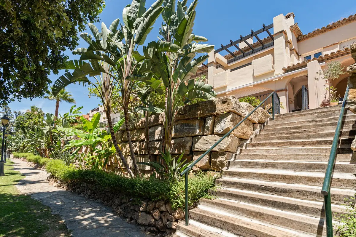 Townhouse for sale in Guadalmina Baja — photo 1