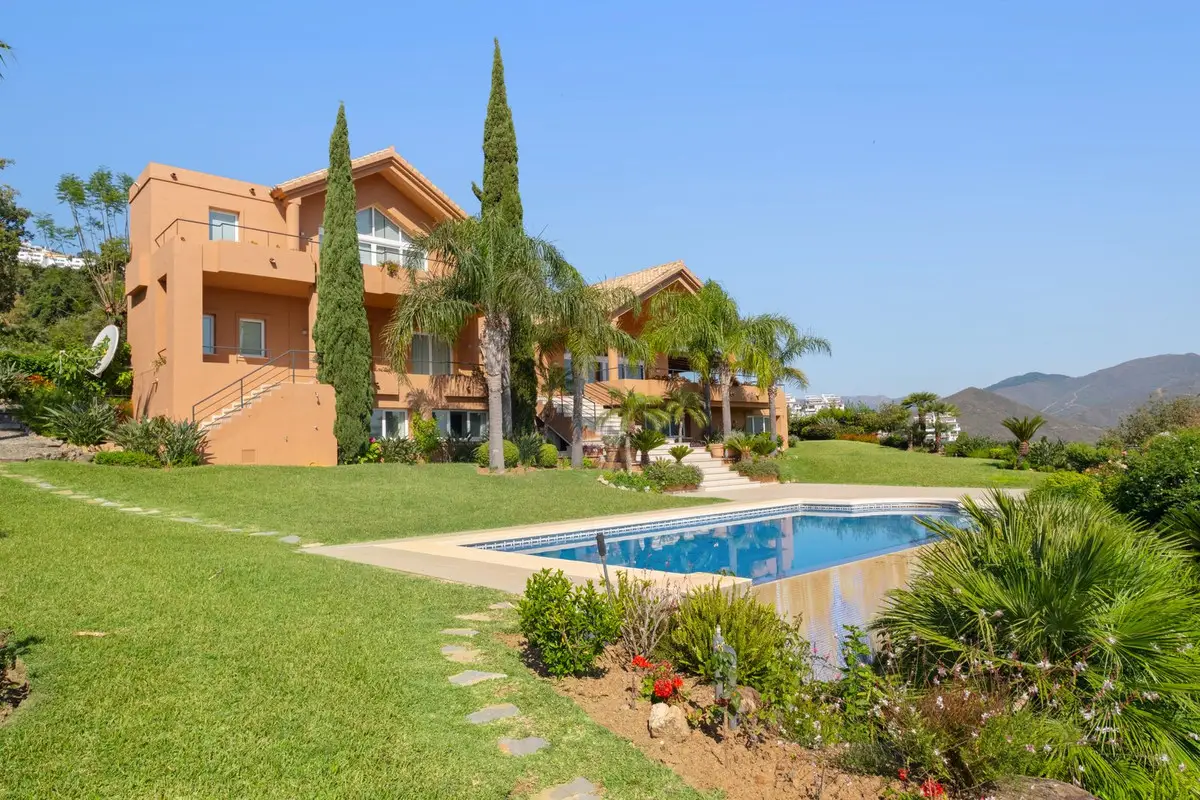 Detached Villa for sale in La Mairena — photo 1