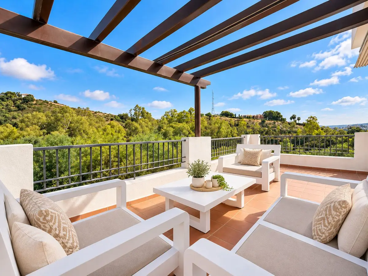 Middle Floor Apartment for sale in Benahavís — photo 1