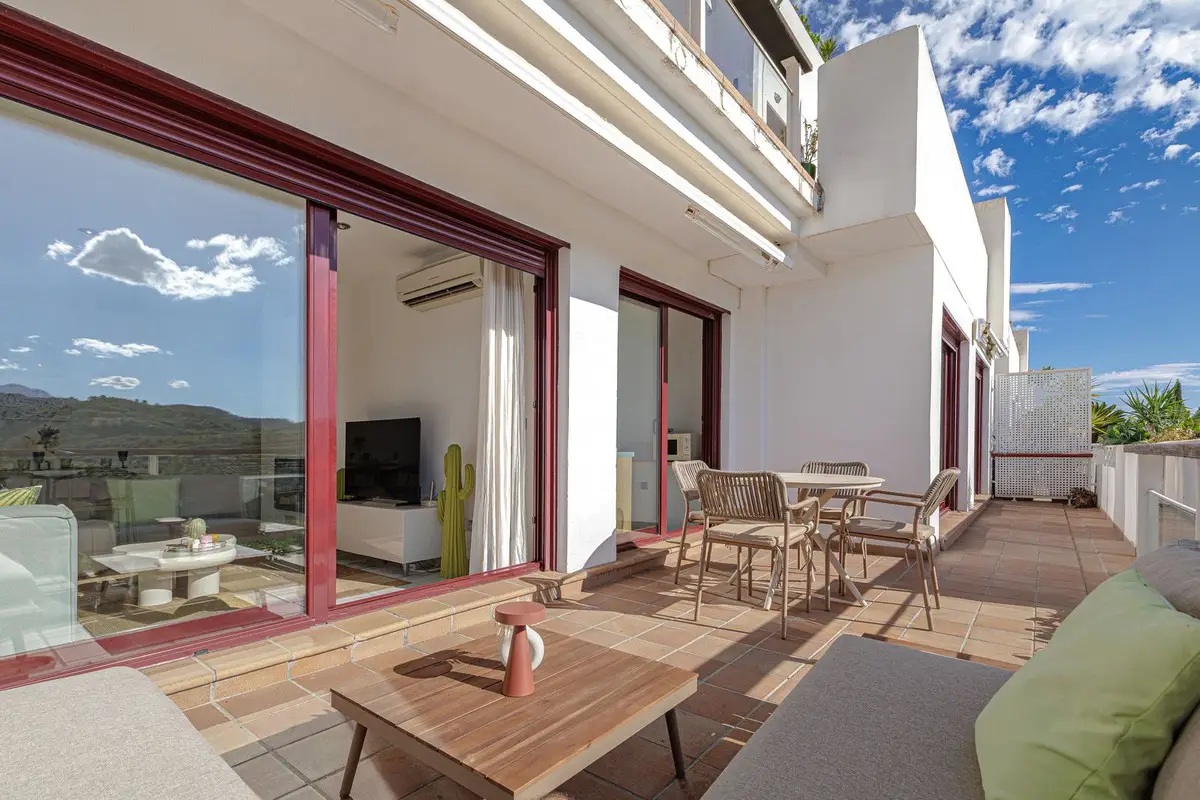 Middle Floor Apartment for sale in Benahavís — photo 1