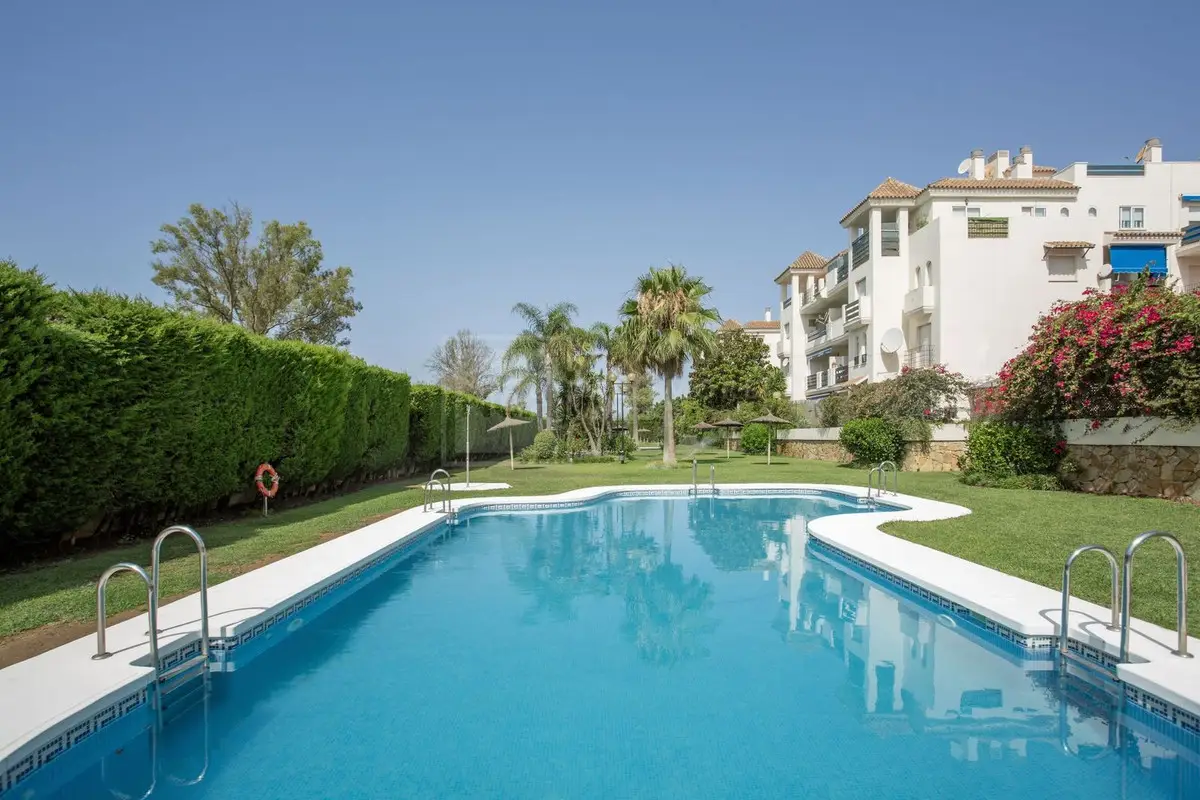 Middle Floor Apartment for sale in Nueva Andalucía — photo 1