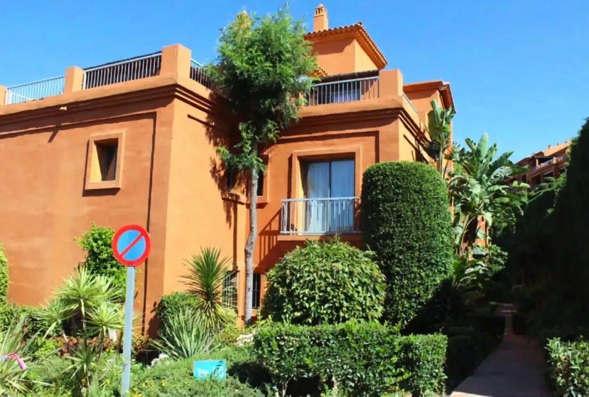 Middle Floor Apartment for sale in Benahavís — photo 1