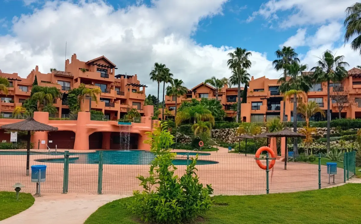Middle Floor Apartment for sale in Estepona — photo 1
