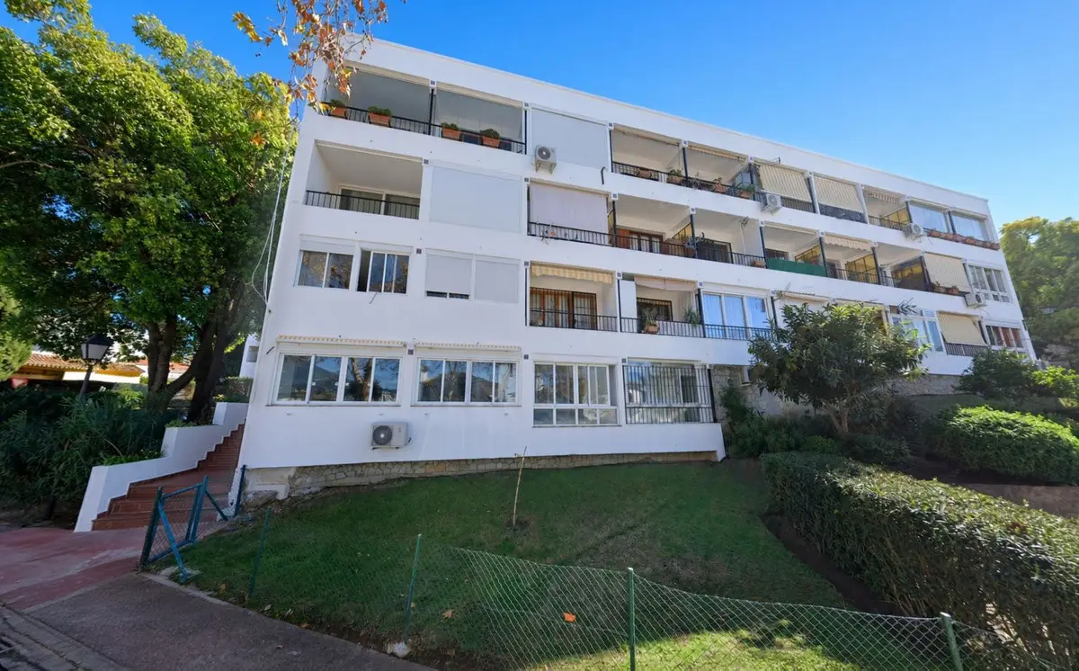 Middle Floor Apartment for sale in La Campana — photo 1