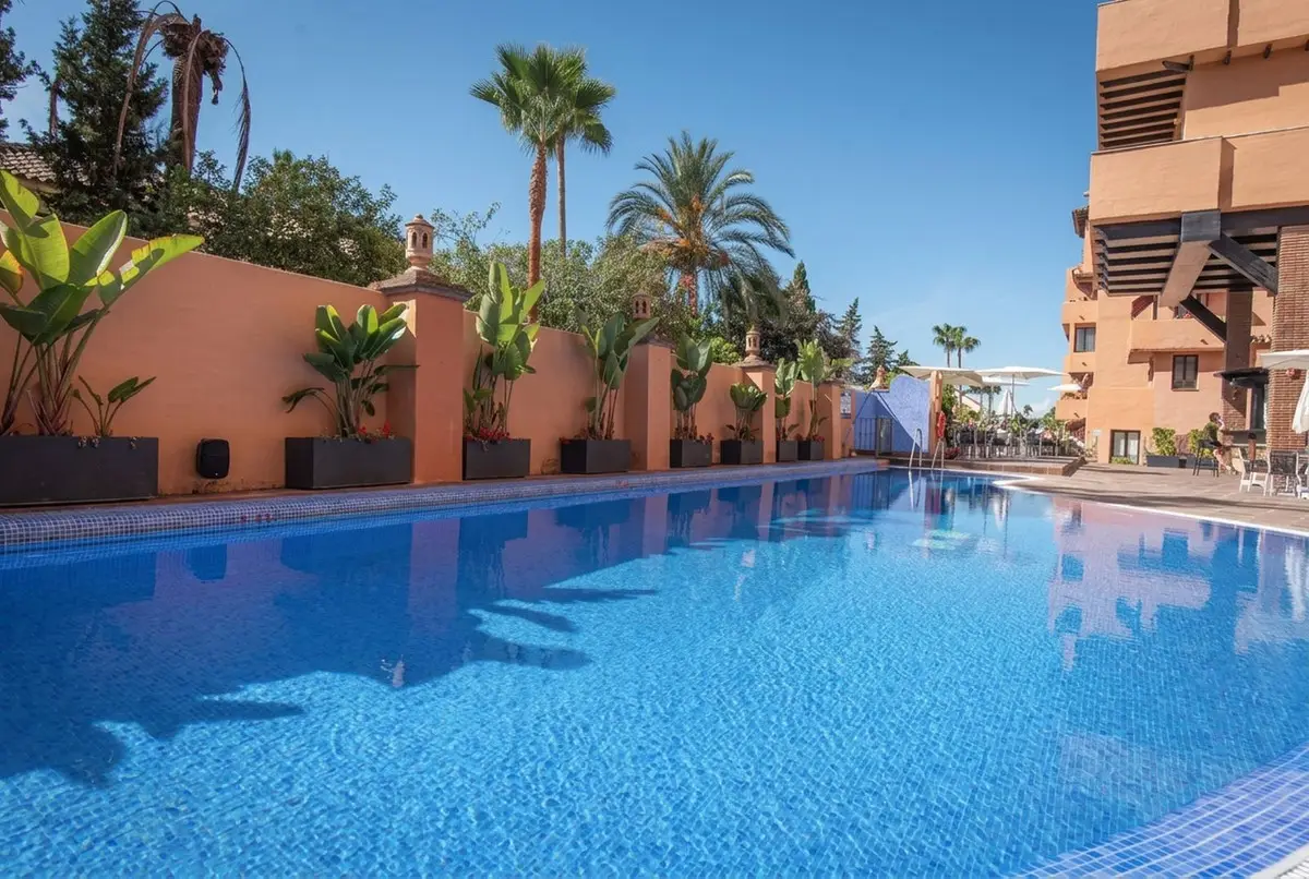 Middle Floor Apartment for sale in Estepona — photo 1