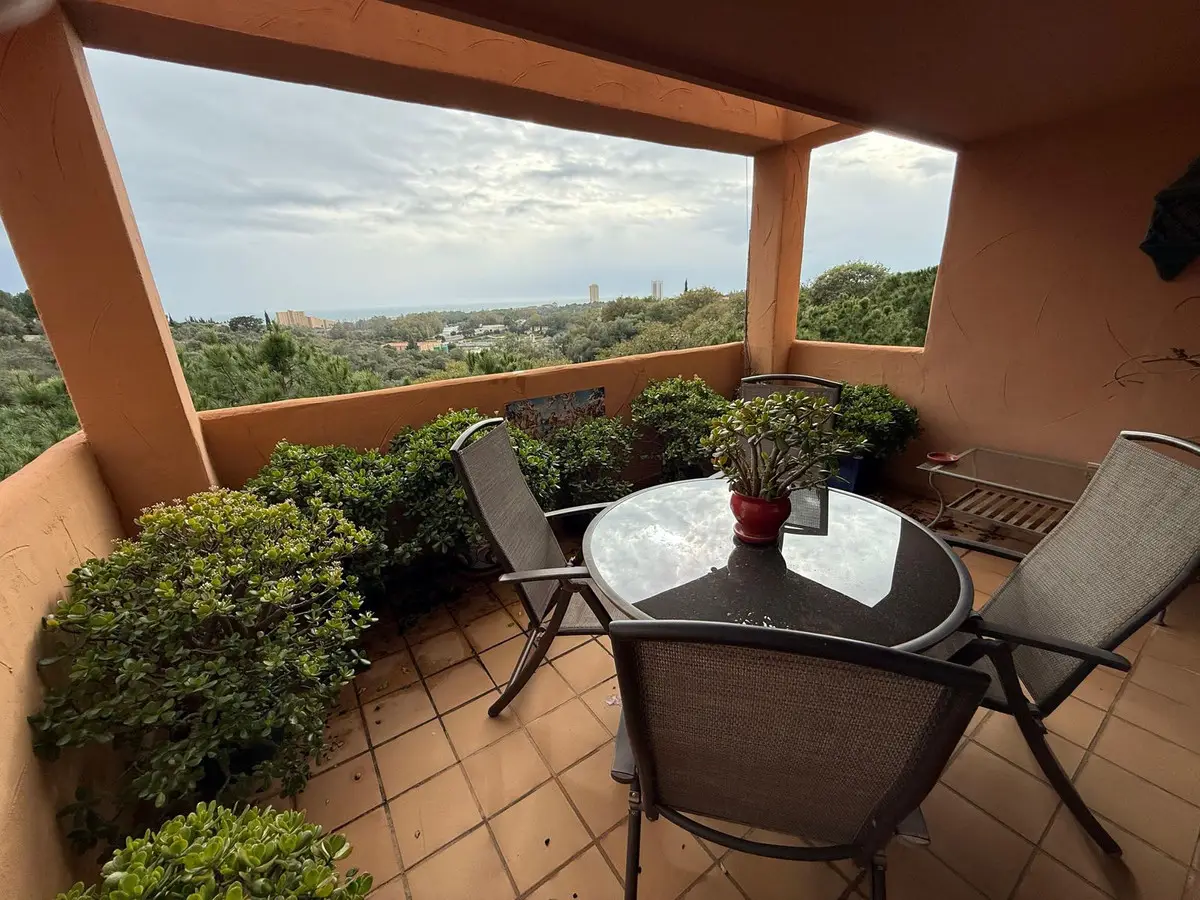 Middle Floor Apartment for sale in Elviria — photo 1