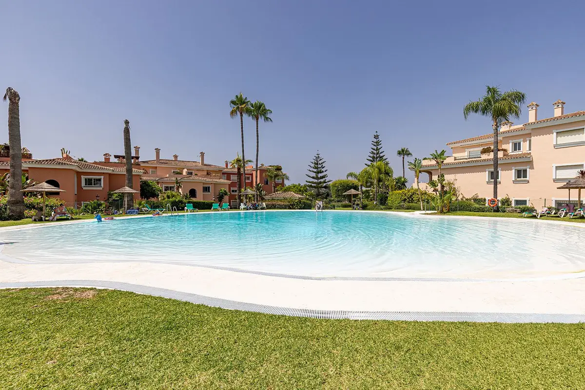 Ground Floor Apartment for sale in Estepona — photo 1