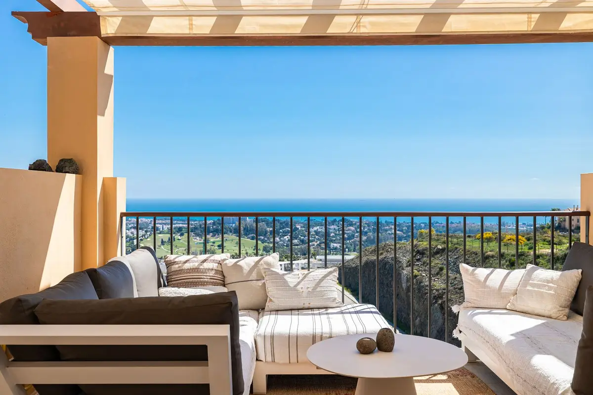 Penthouse for sale in Benahavís — photo 1