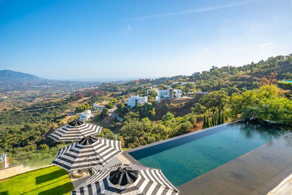 Detached Villa for sale in Elviria — photo 1