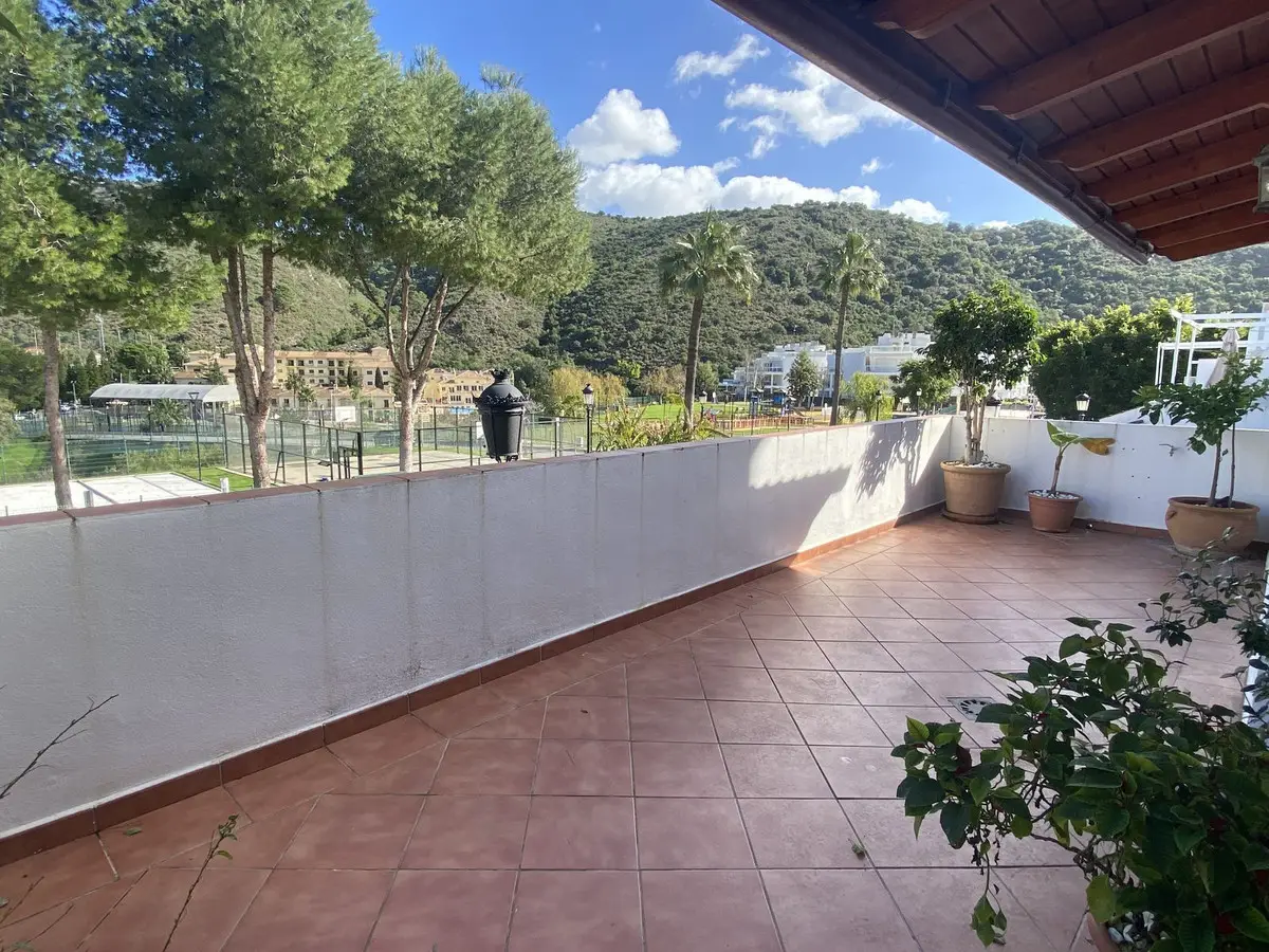 Middle Floor Apartment for sale in Benahavís — photo 1