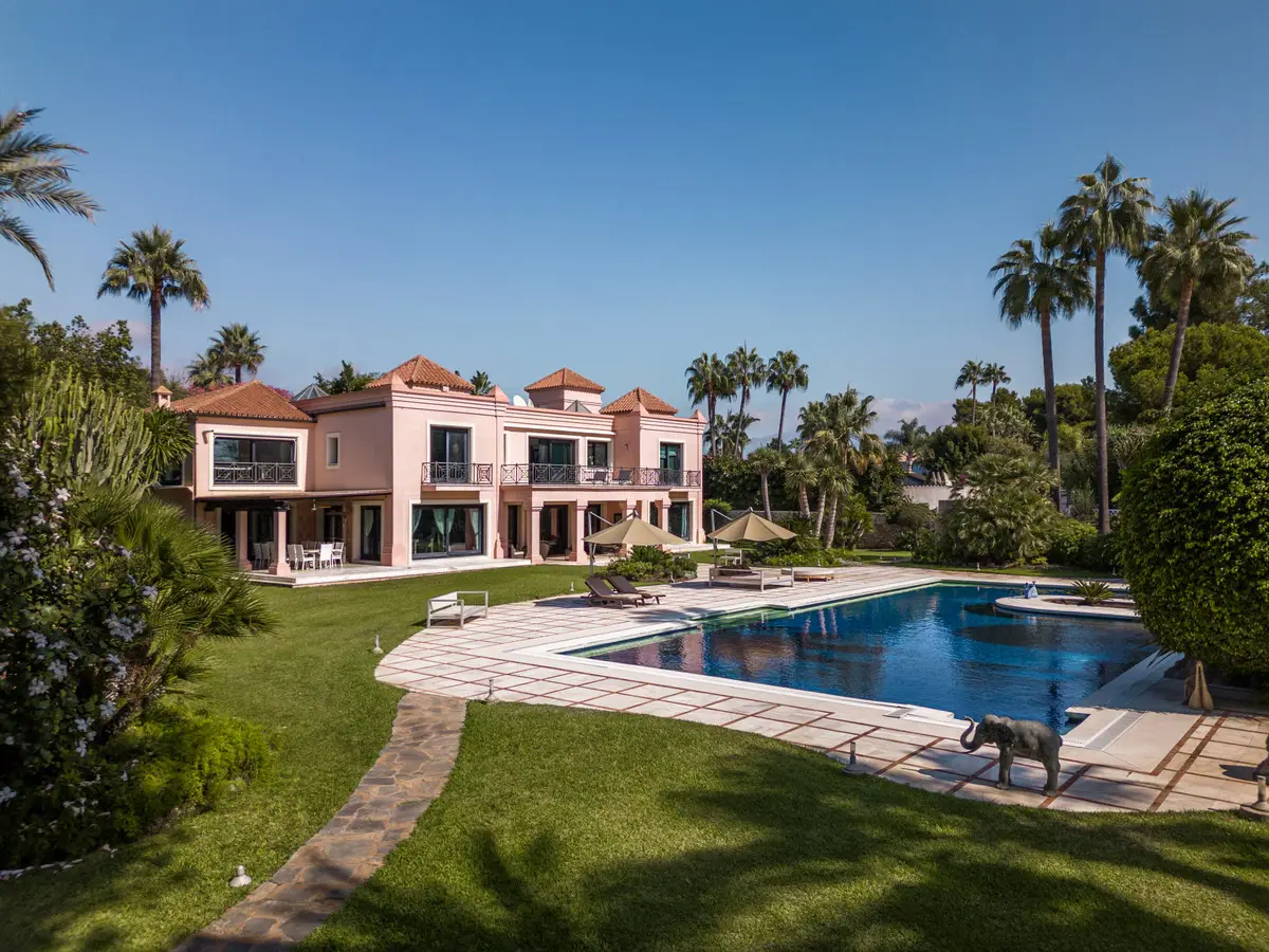 Detached Villa for sale in Estepona — photo 1