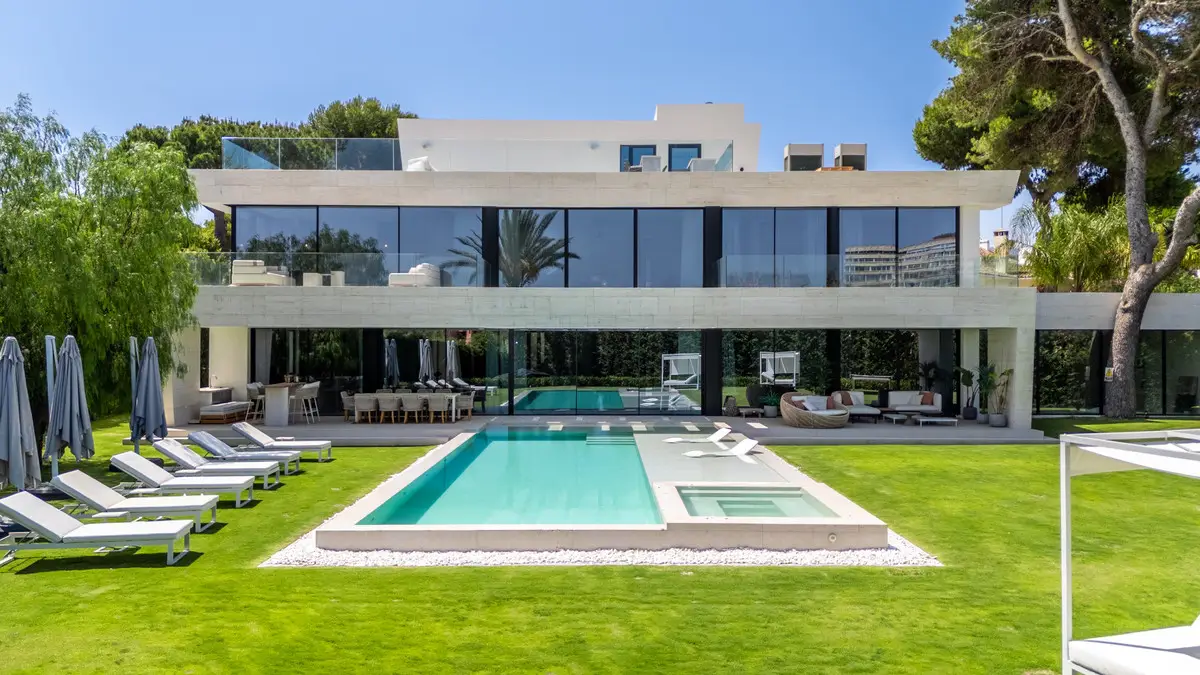 Detached Villa for sale in Los Monteros — photo 1
