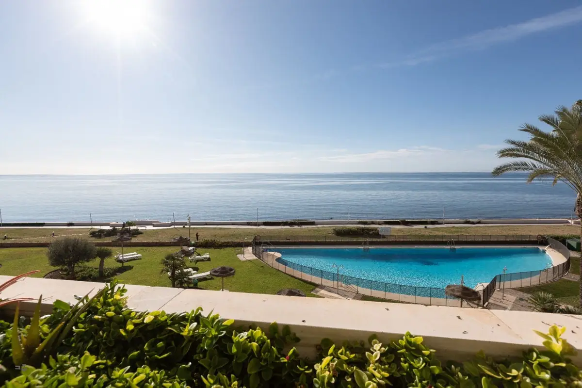 Middle Floor Apartment for sale in Estepona — photo 1