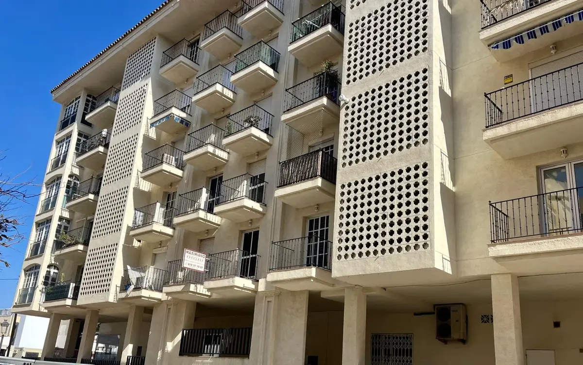 Middle Floor Apartment for sale in Estepona — photo 1