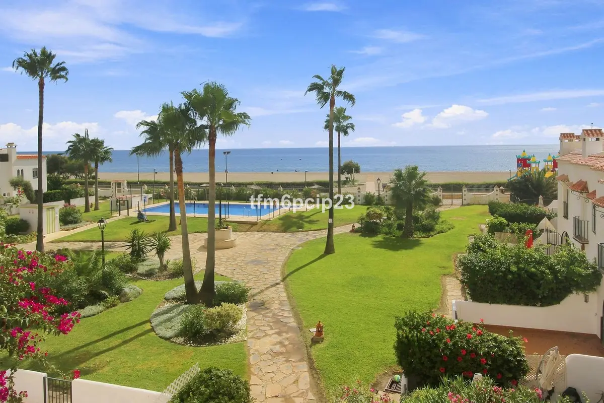 Semi-Detached House for sale in Casares Playa — photo 1