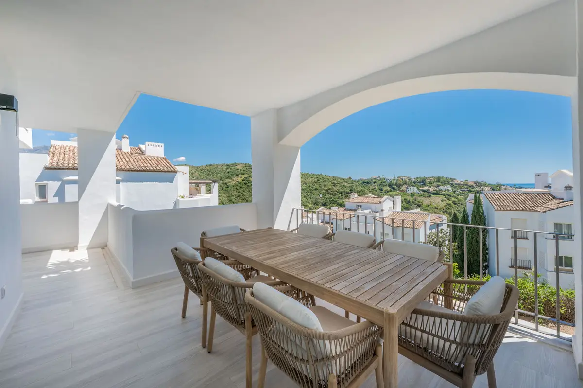 Middle Floor Apartment for sale in Benahavís — photo 1