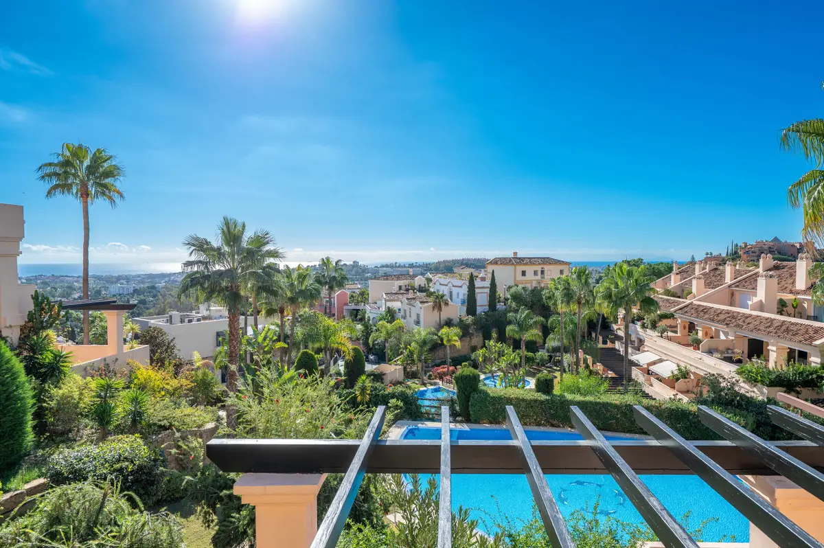 Middle Floor Apartment for sale in Nueva Andalucía — photo 1