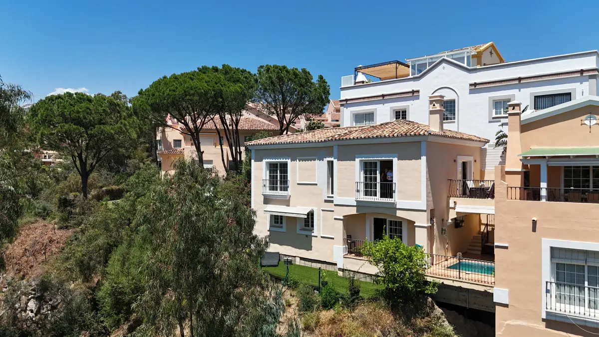 Semi-Detached House for sale in Nueva Andalucía — photo 1