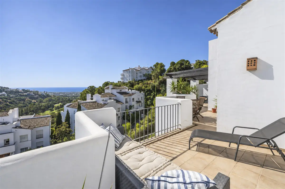 Penthouse for sale in Benahavís — photo 1