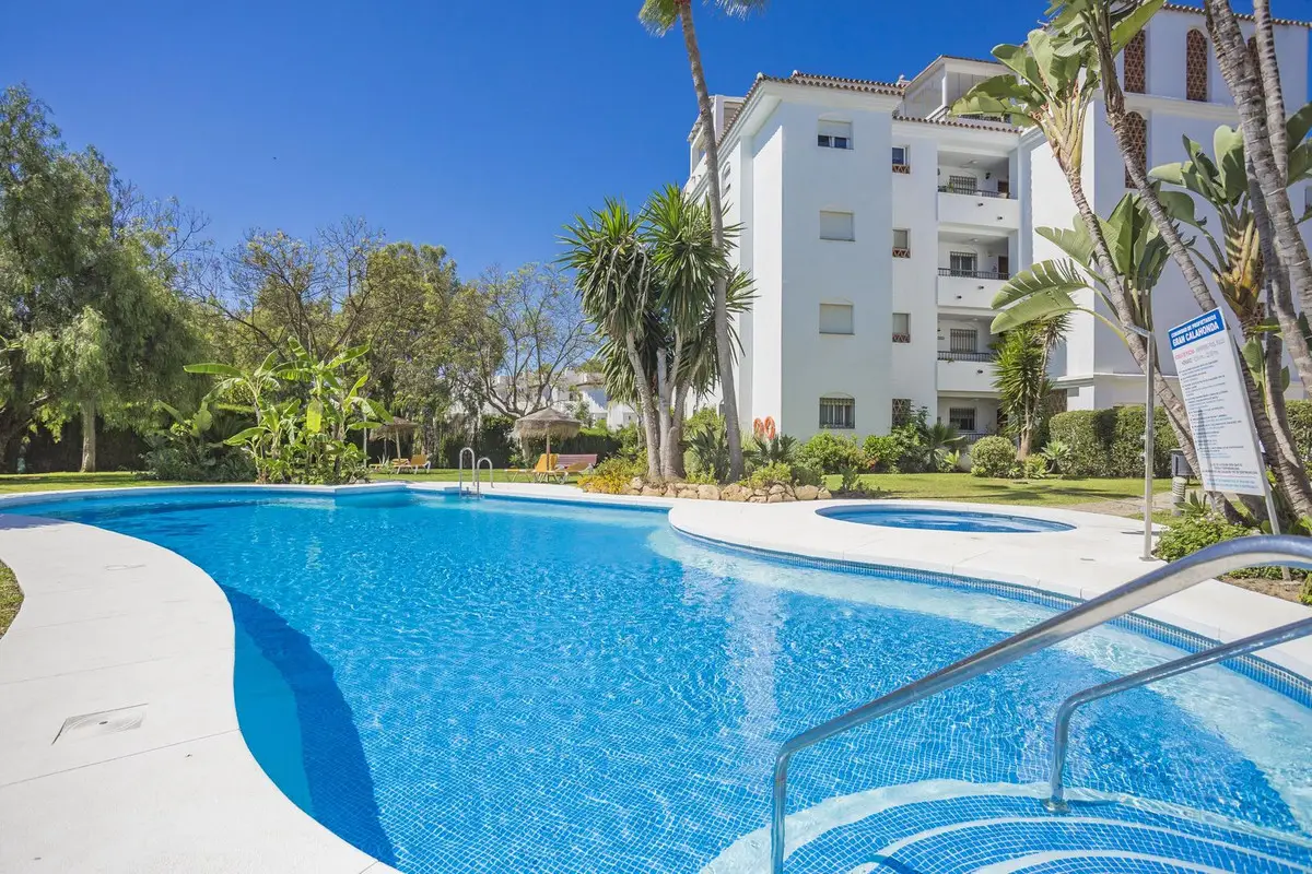 Middle Floor Apartment for sale in Calahonda — photo 1