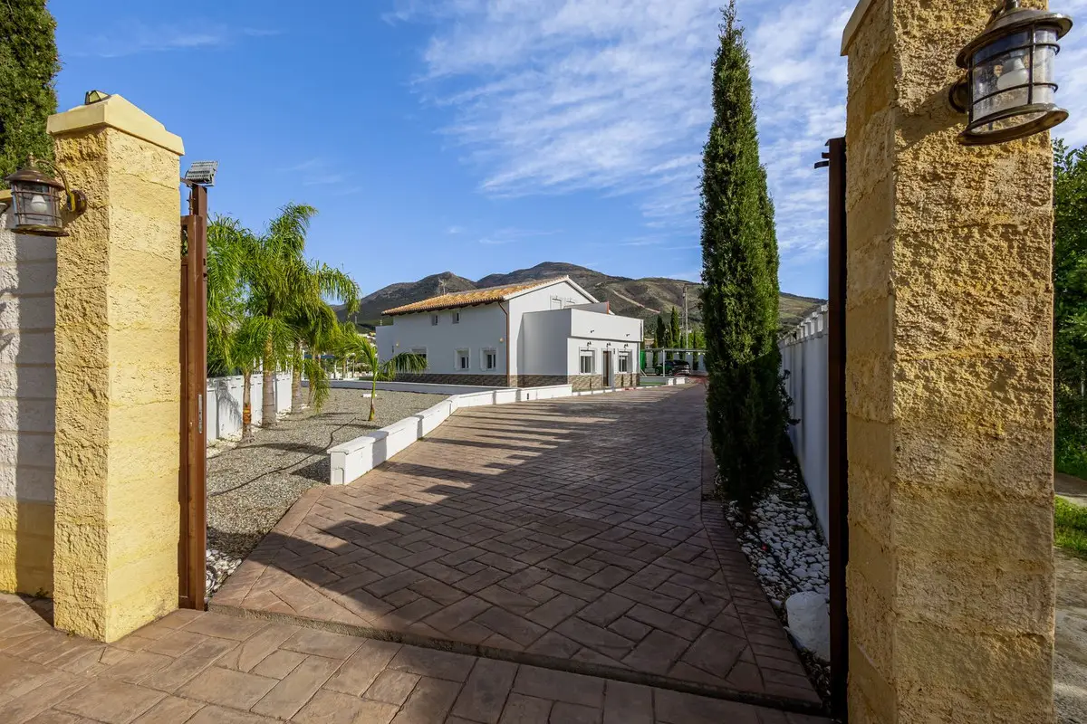 Detached Villa for sale in Alhaurín el Grande — photo 1