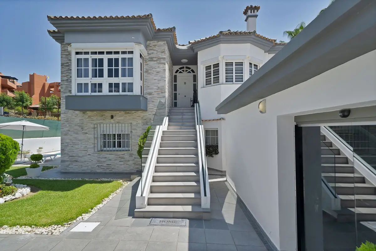 Detached Villa for sale in Estepona — photo 1
