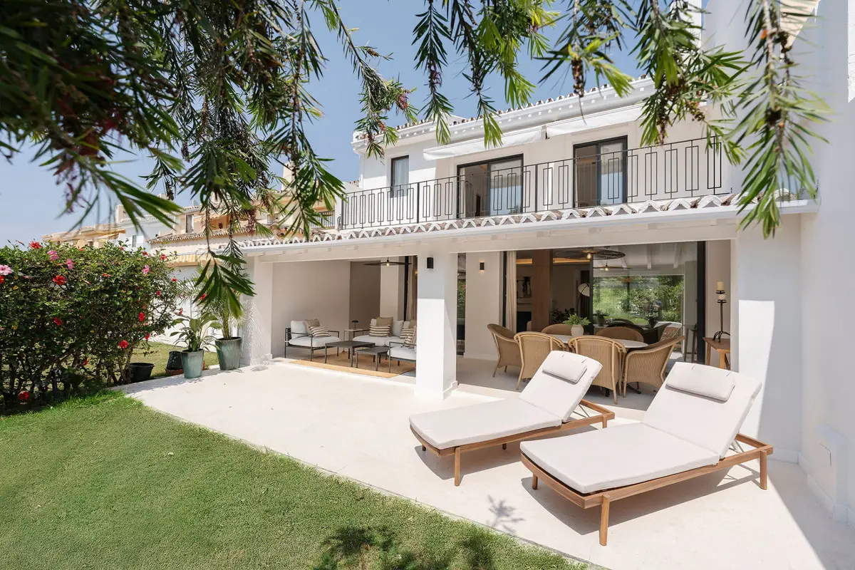 Townhouse for sale in Nueva Andalucía — photo 1