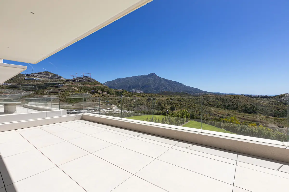 Middle Floor Apartment for sale in Benahavís — photo 1