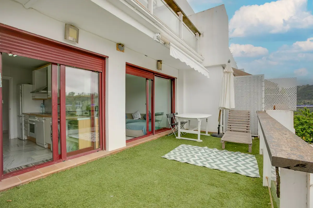 Middle Floor Apartment for sale in Benahavís — photo 1
