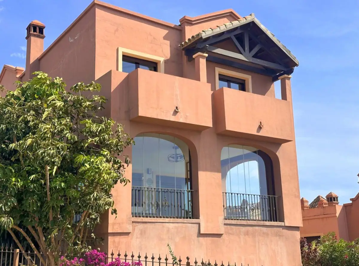 Semi-Detached House for sale in Estepona — photo 1