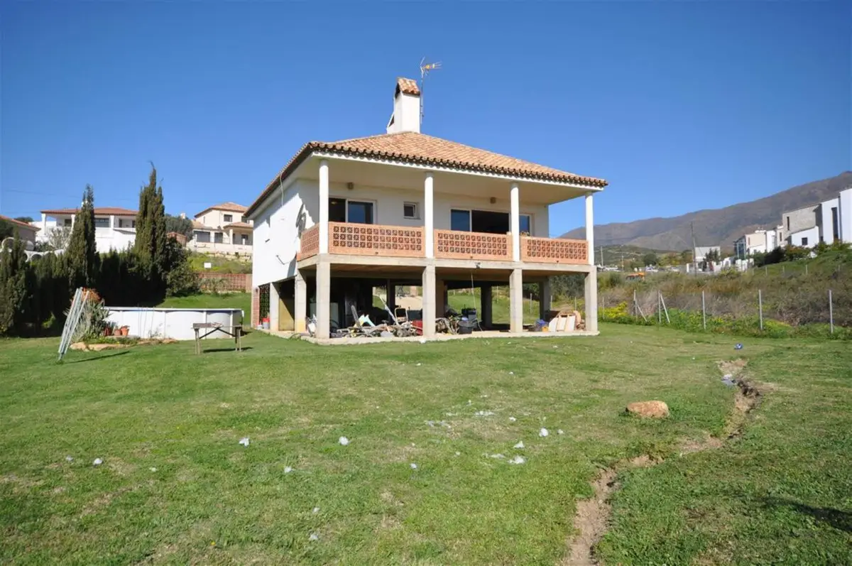 Detached Villa for sale in Estepona — photo 1
