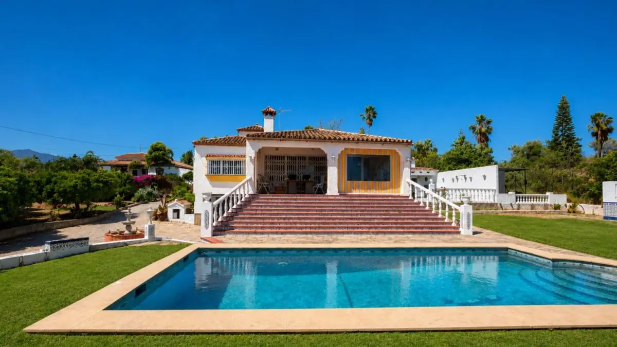 Detached Villa for sale in Estepona — photo 1