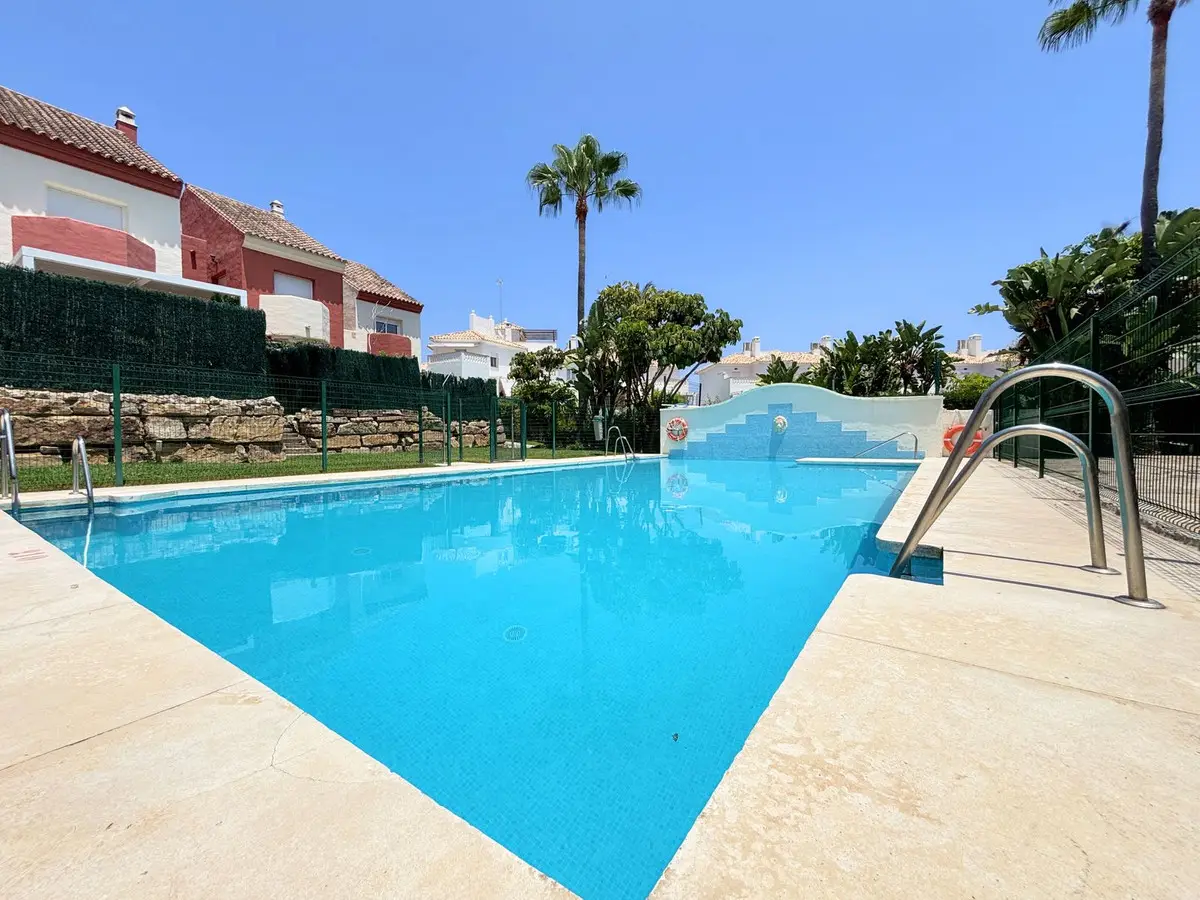 Townhouse for sale in Estepona — photo 1