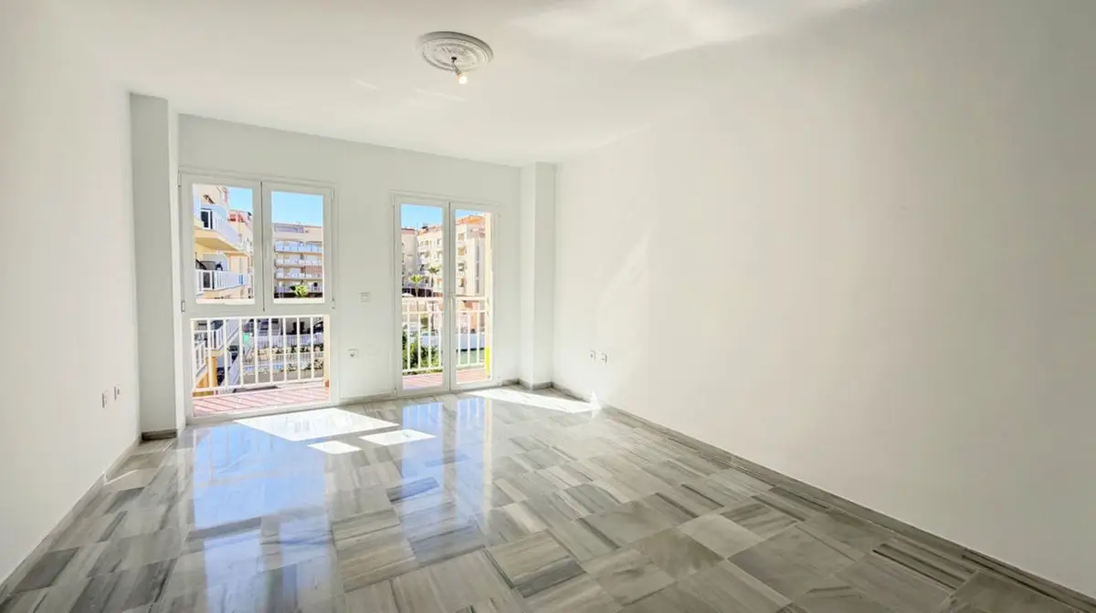 Middle Floor Apartment for sale in San Luis de Sabinillas — photo 1