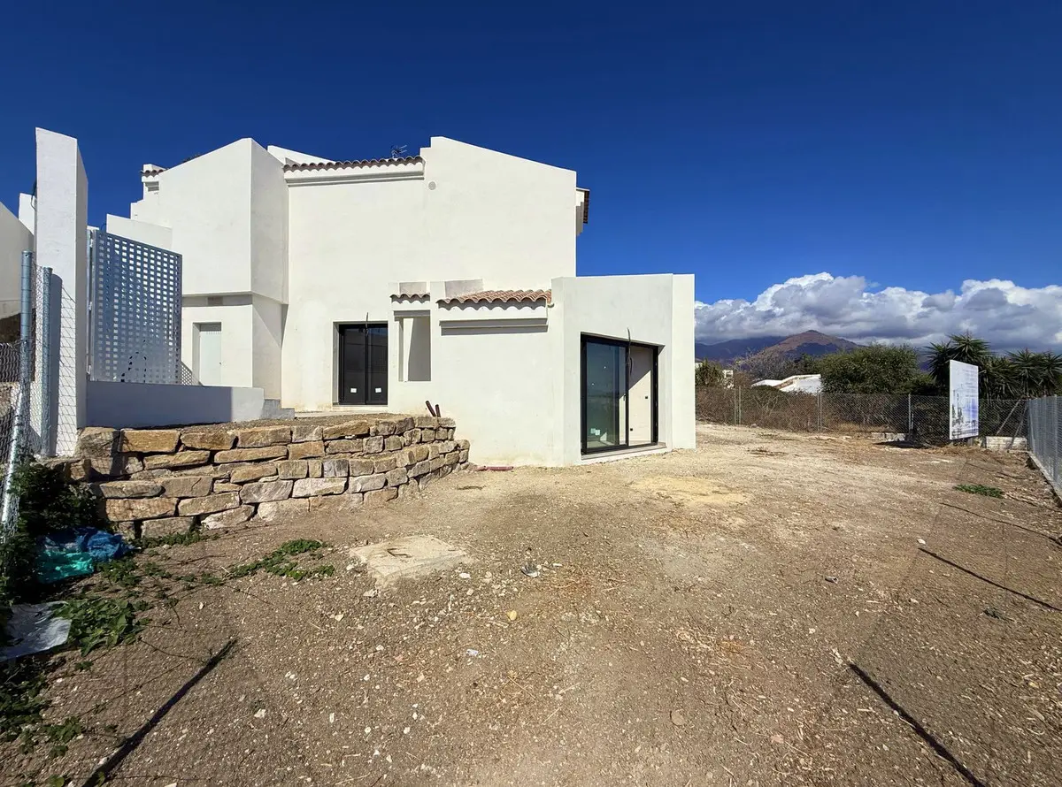 Semi-Detached House for sale in Estepona — photo 1